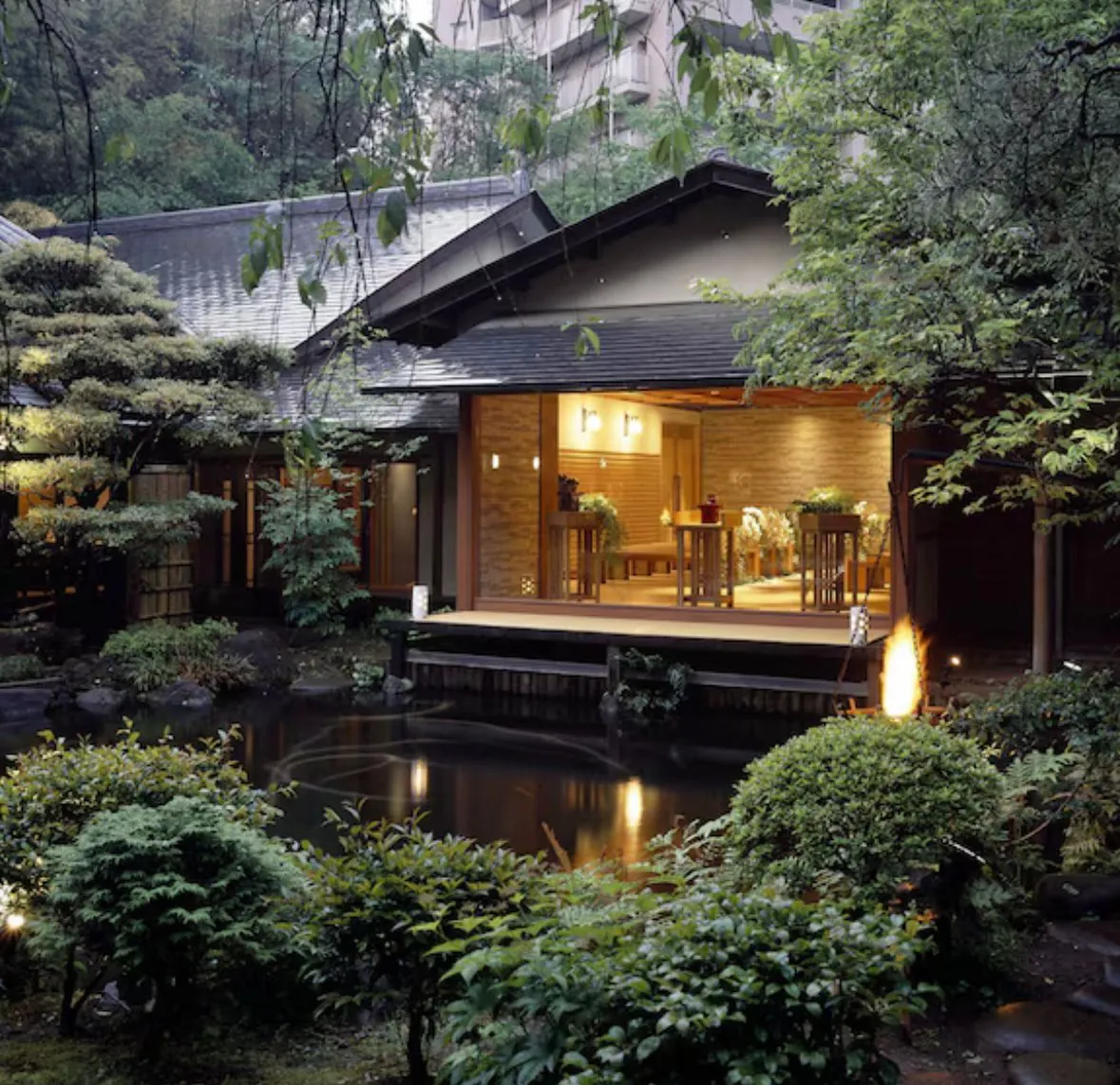 Ryokan tradicional japonés junto a un estanque al anochecer